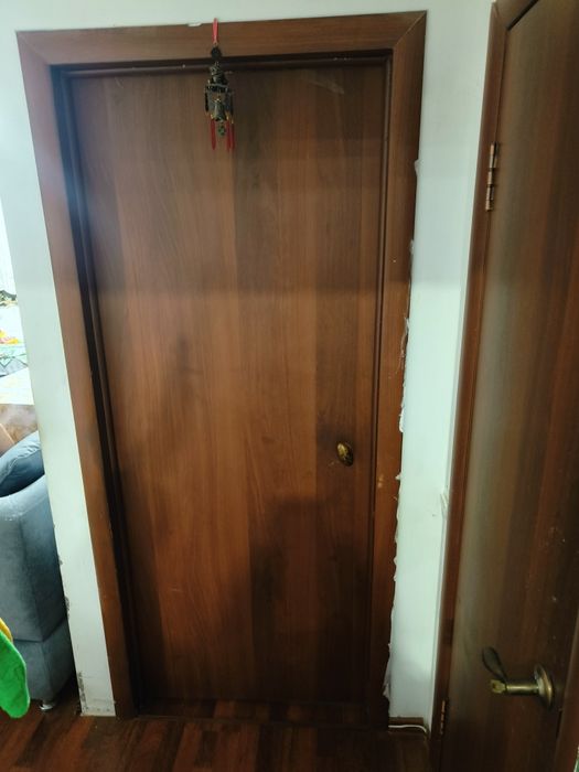 Отдам три двери. Каждая по 10000 коробка и наличники с двух сторон.