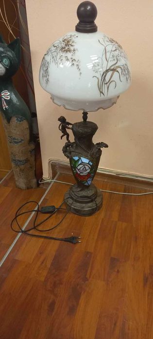 Продавам настолна лампа италианска Тифани