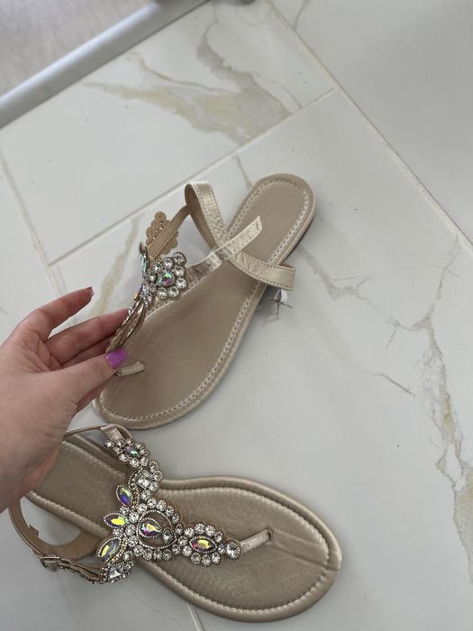 Чисто нови сандали