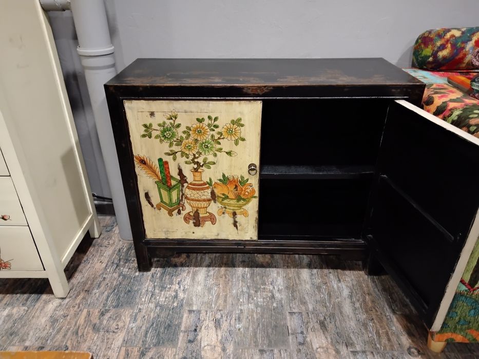 Тумба с белыми дверями