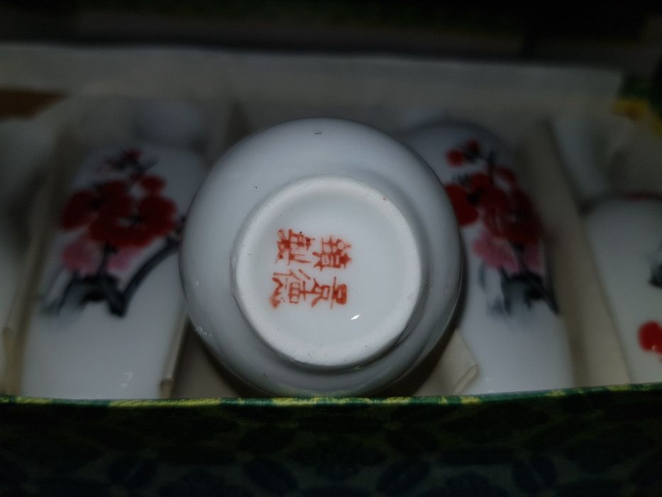 Порцеланови, ръчно рисувани вазички/ вази.