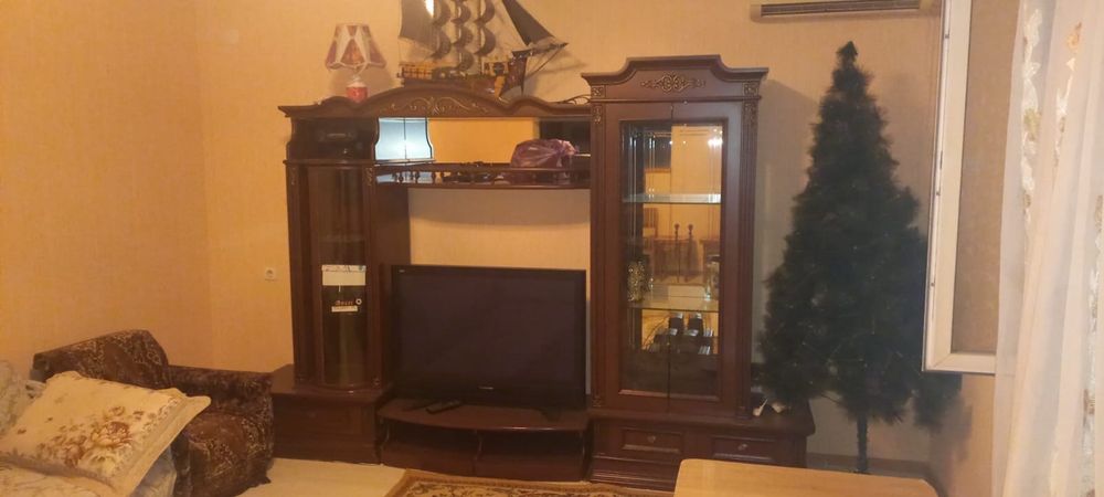 Шкаф для гостиной из дерева