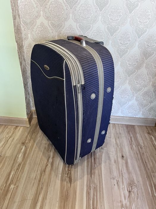 Чемодан 5000отдам