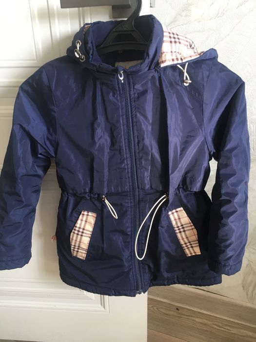 Продам куртку на девочку-122 см,б/у