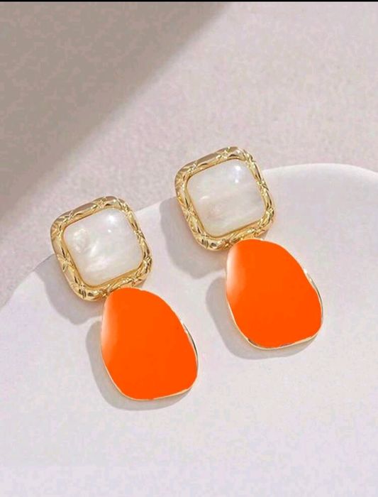 Дамски обици в бял и оранжав цвят