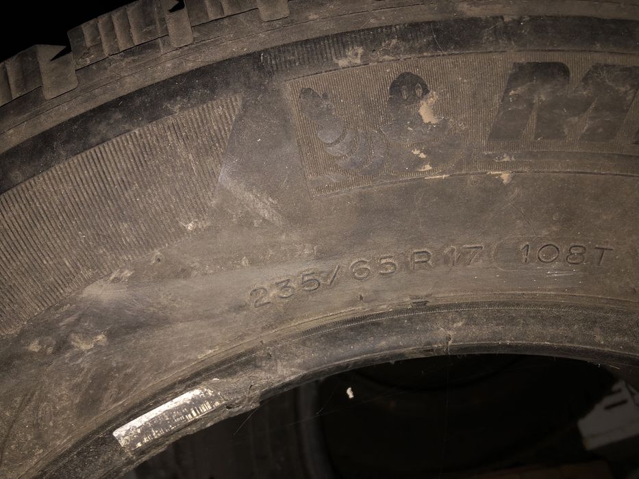 Продам резины 2-шт Michelin 235/65/17