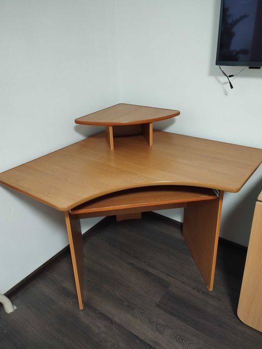 Письменный стол.