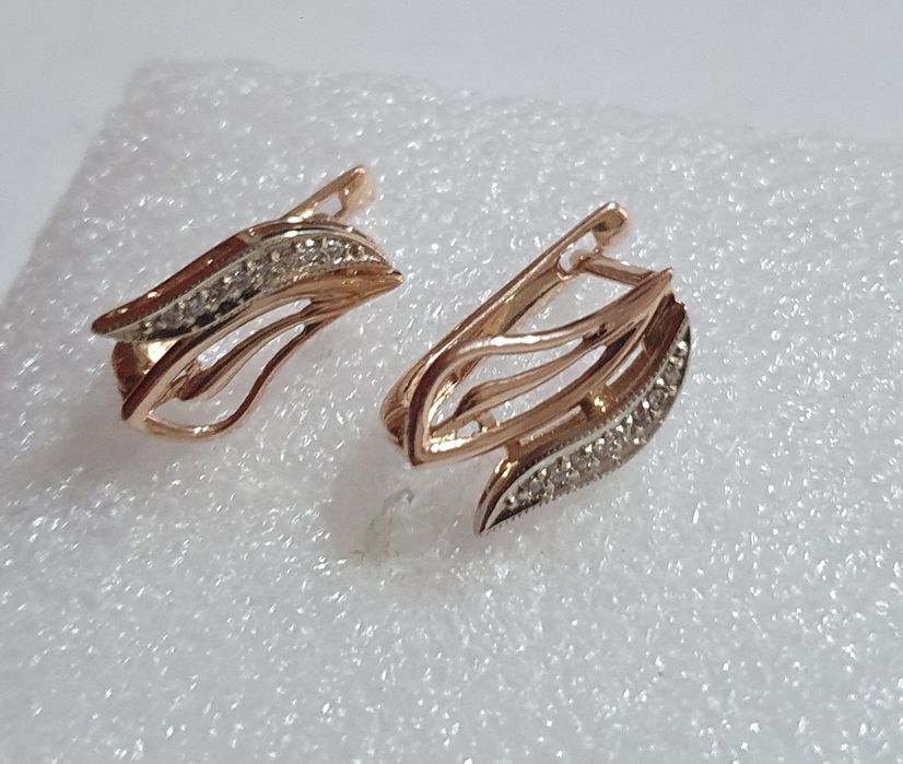 Сережки    золотые.