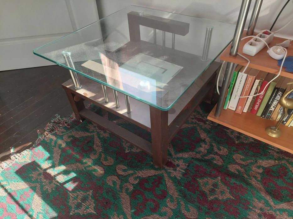 Атрактивна холна маса от дърво, метал и стъкло