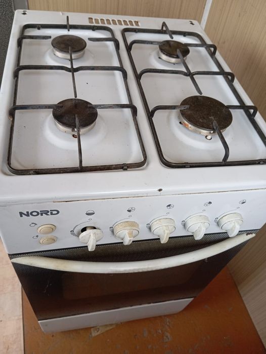 Газовая плита с духовкой.