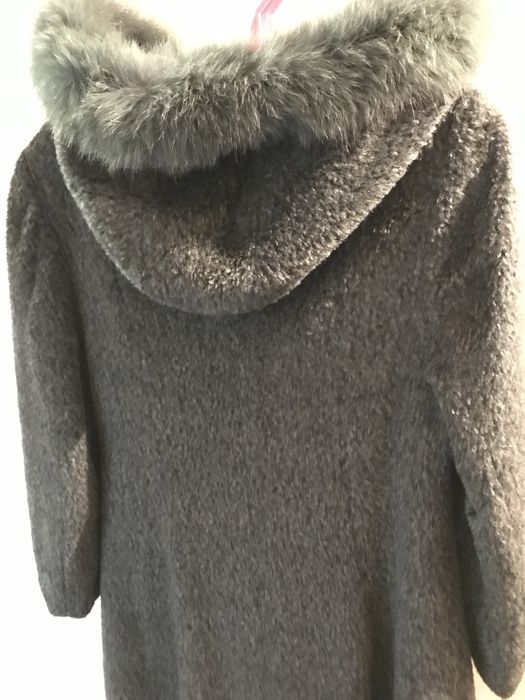 Пальто зимнее с капюшоном