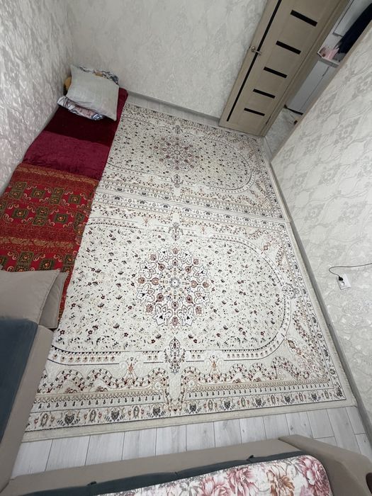 Красивый ковер с узорами