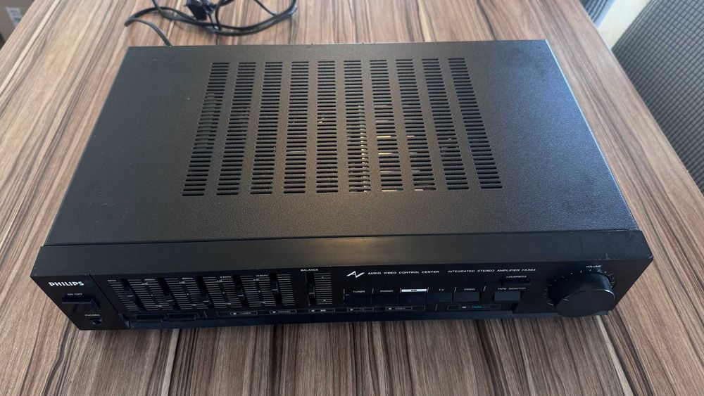 Продавам усилвател Philips FA 564