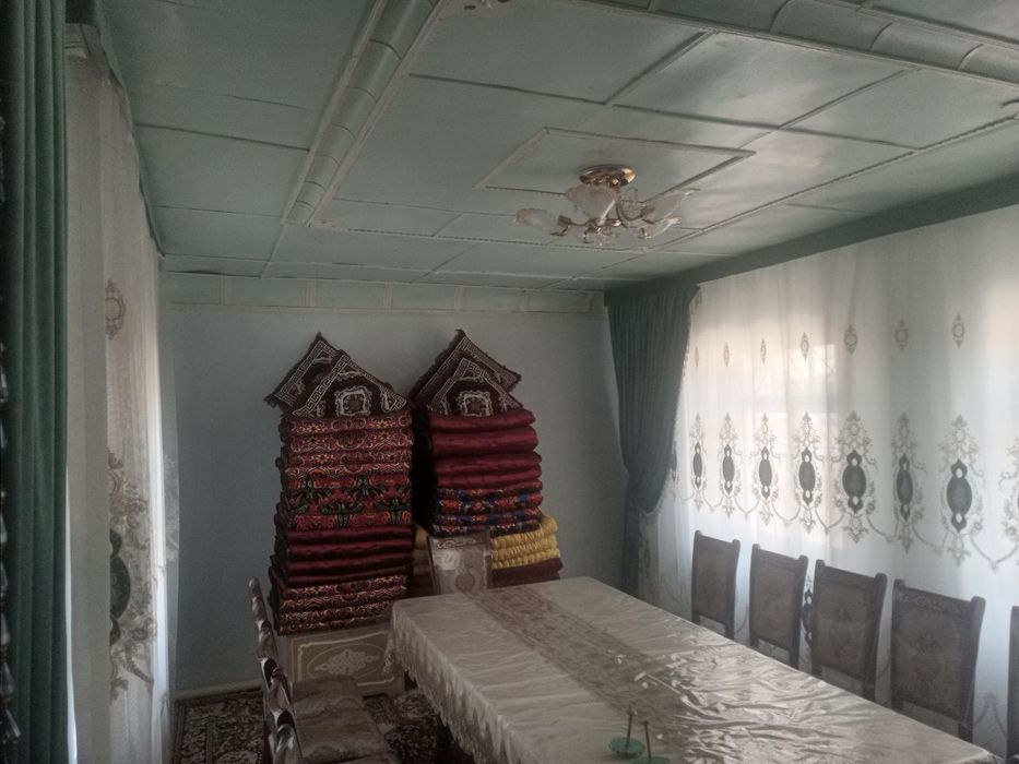 Uy sotiladi.1,5 sotix 3 xona 1 ta ayvon.