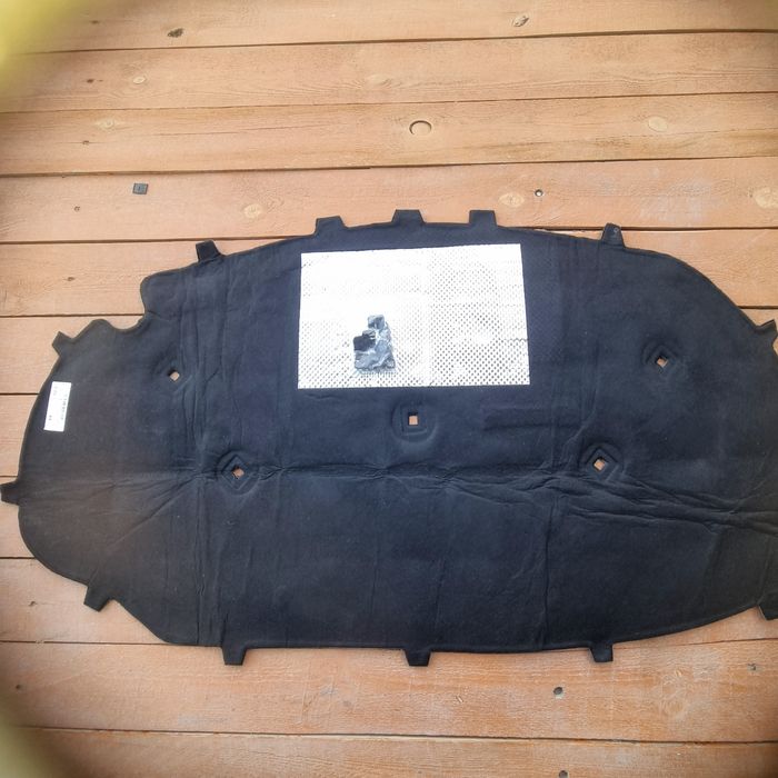 Новая Теплотермоизоляция заводкая капота на Фольксваген Гольф 3.