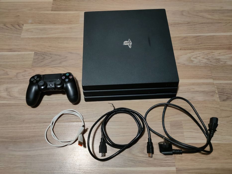 PlayStation 4 Pro 1TB + 4 игри + DualShock 4