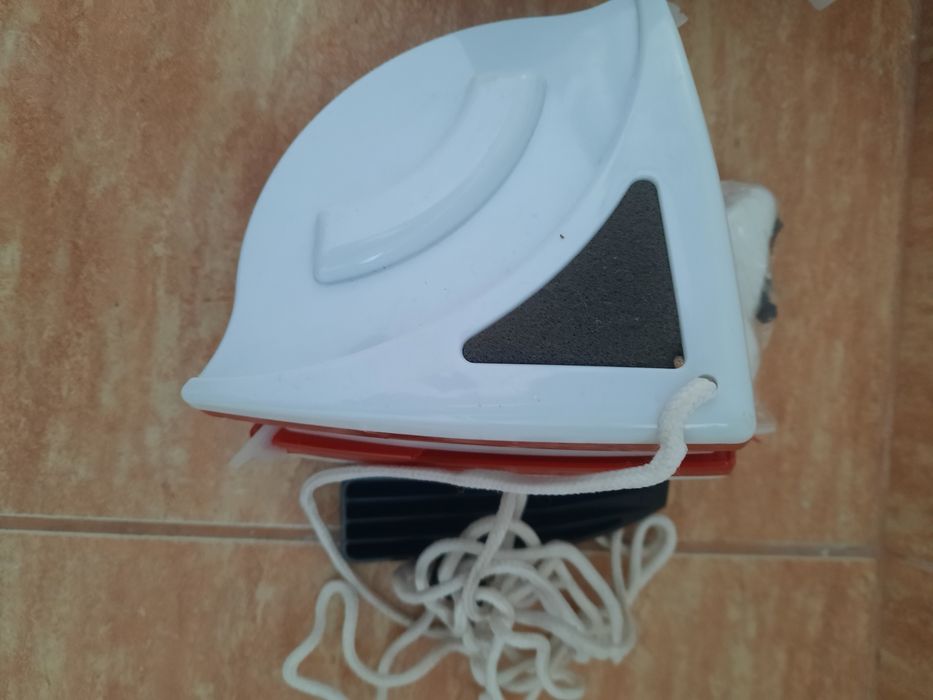Dispozitiv de sters geamurile