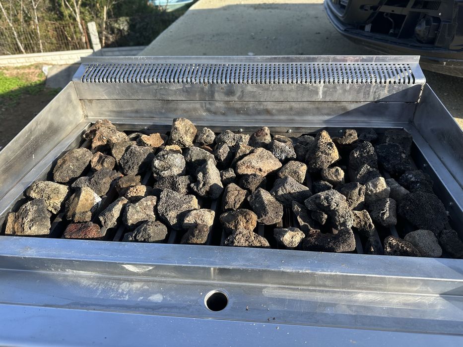 Газова скара с вулканични камъни с две зони