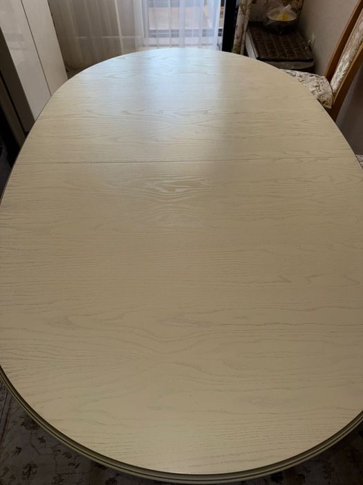 Кухонный стол светлый