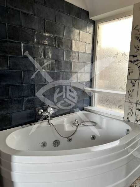 Продава се Тристаен апартамент в Бургас, Възраждане - 125 кв.м за 2008 €/кв.м - Снимка #1