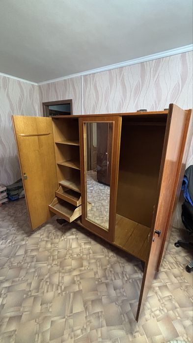 Продам шкаф с зеркалом