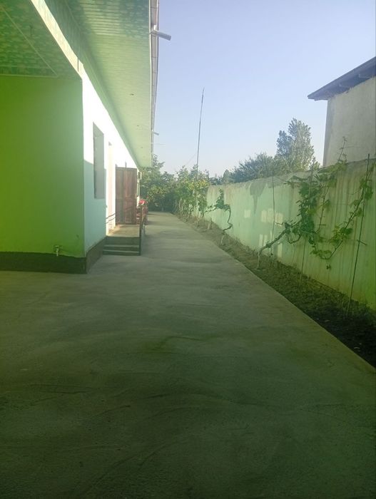 Hovli uy sotiladi