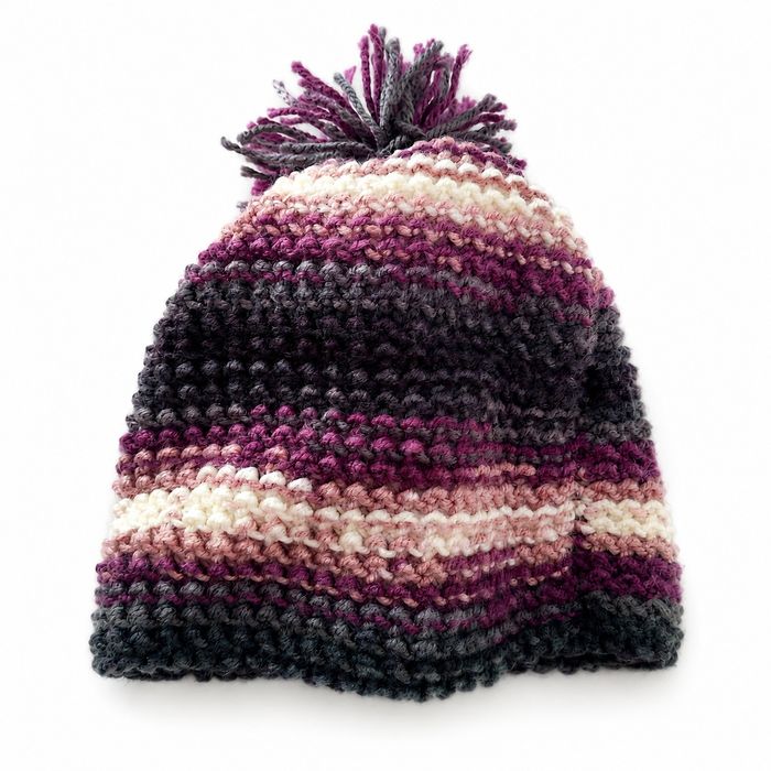 Căciulă tricotată manual cu moț, mov/gri/crem – unisex
