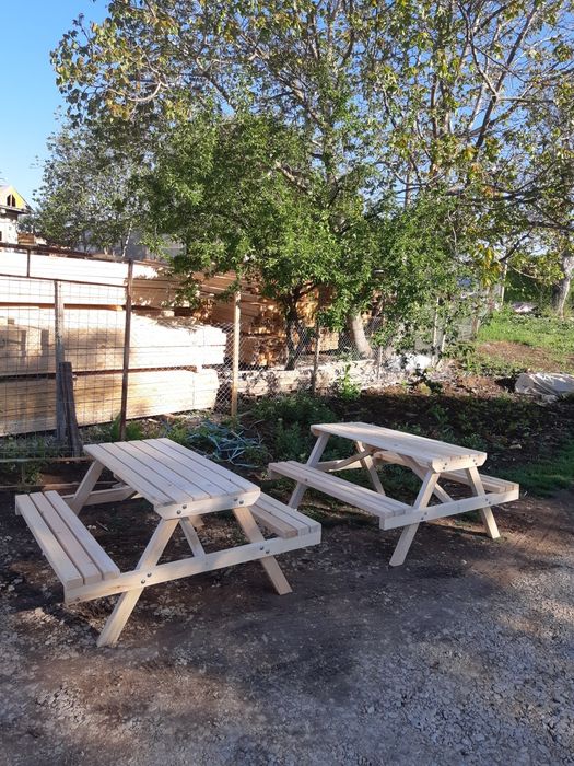 Градински пейки от дърво