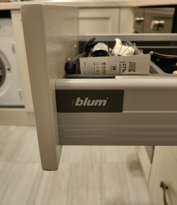 Кухня по поръчка от MDF с естествен дъбов фурнир + Blum механизми