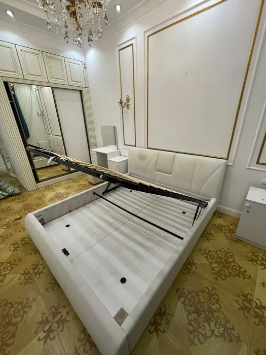 Двуспальная кровать