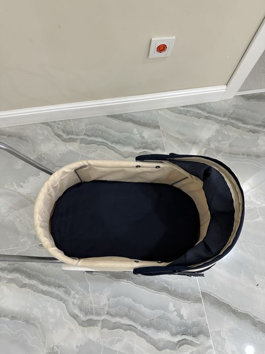 Красивая игрушечная коляска