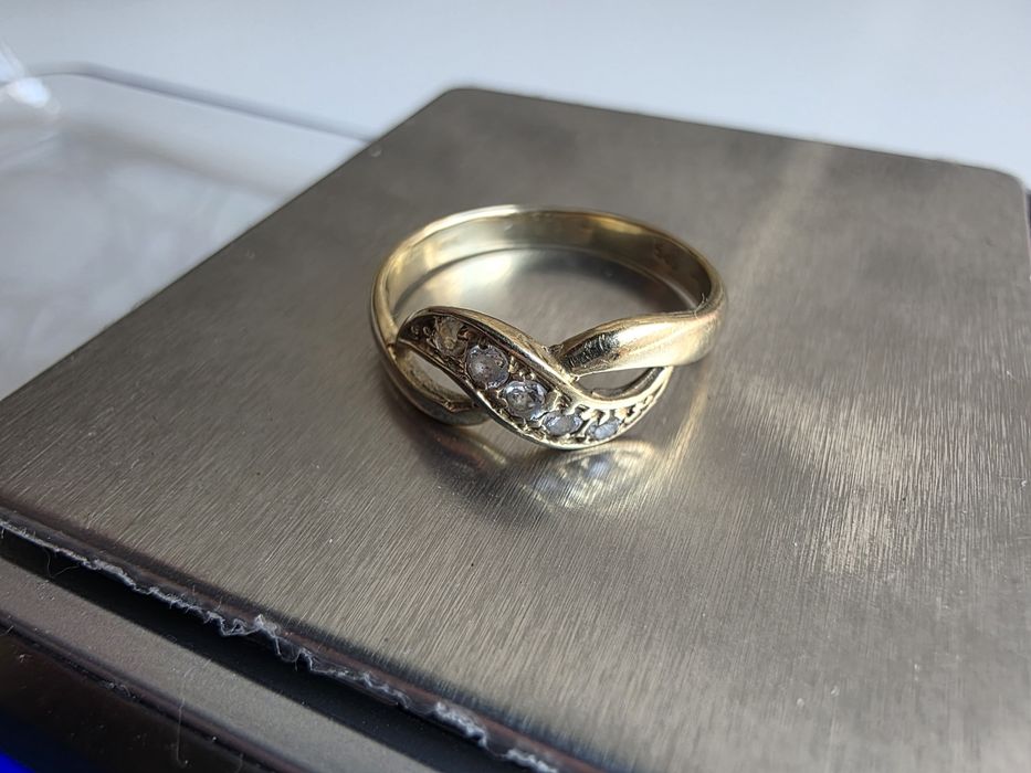Inel dama din aur 14k 585 2.16grame, cu insertii de pietricele, elegant si frumos
