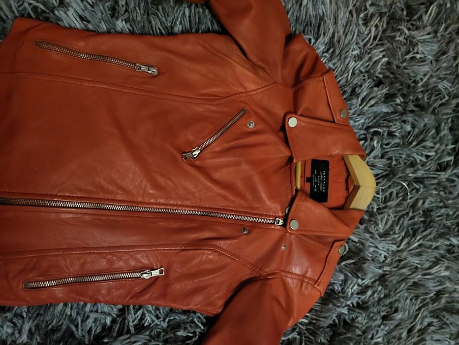 Яке от естествена кожа-коралов цвят на Зара