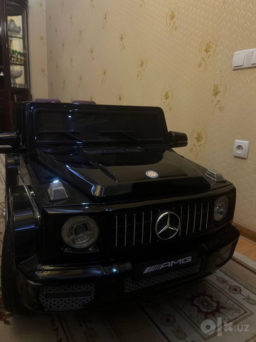 Детский электрический автомобиль с четырьмя колесами