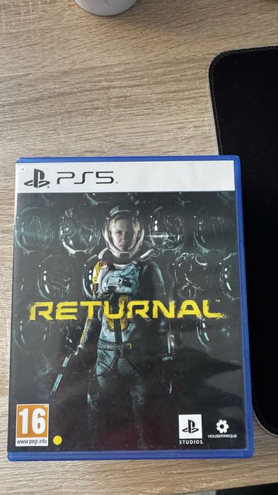 Playstation 5 с три контролера