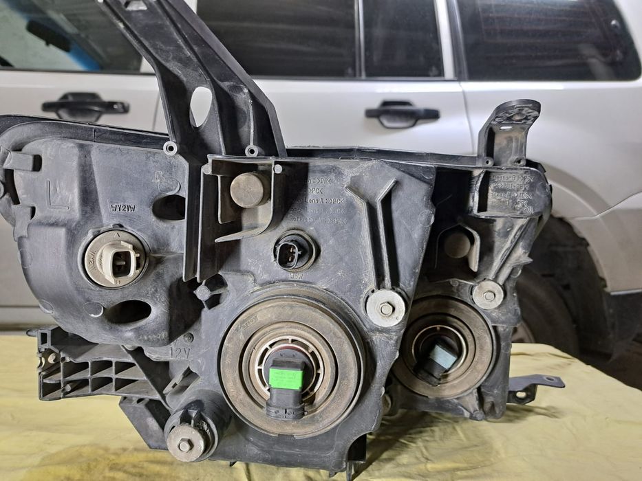 Фара Mitsubishi Pajero