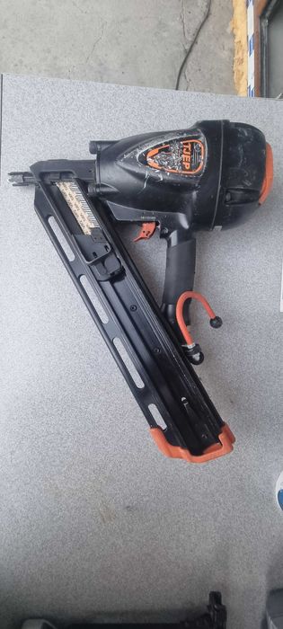 Pistol pneumatic cu cuie ptr beton sau tabla