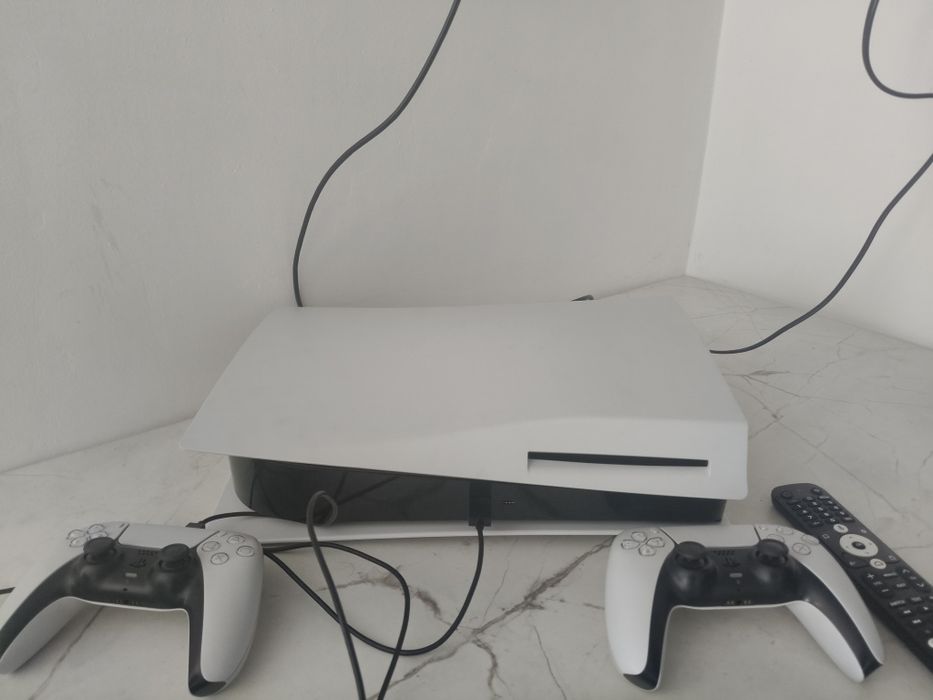 Обменяю PS5 Slim (дисковая) + 2 геймпада + большая подборка игр