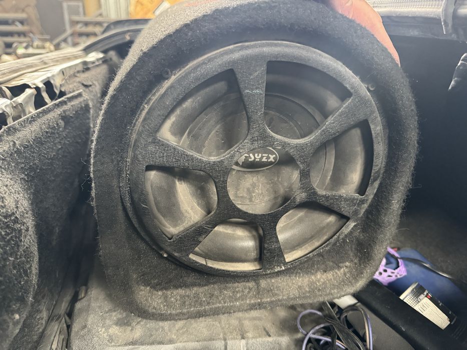 Продам сабвуфер с усилителем