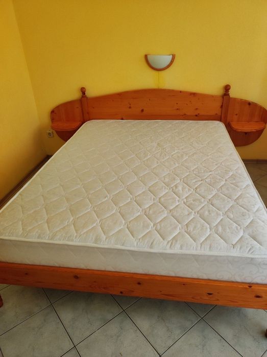 Продавам спалня и легла от масивно дърво