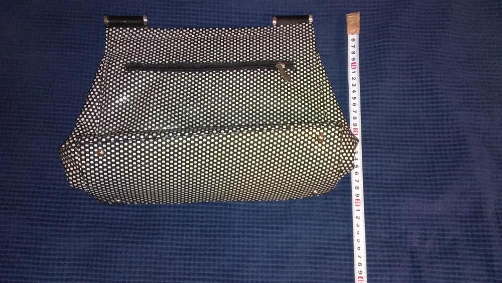 Дамска кожена чанта на черни и бели точки