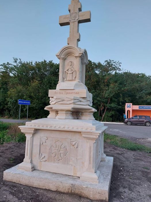 Monumente Cruci din piatra naturala de Vama