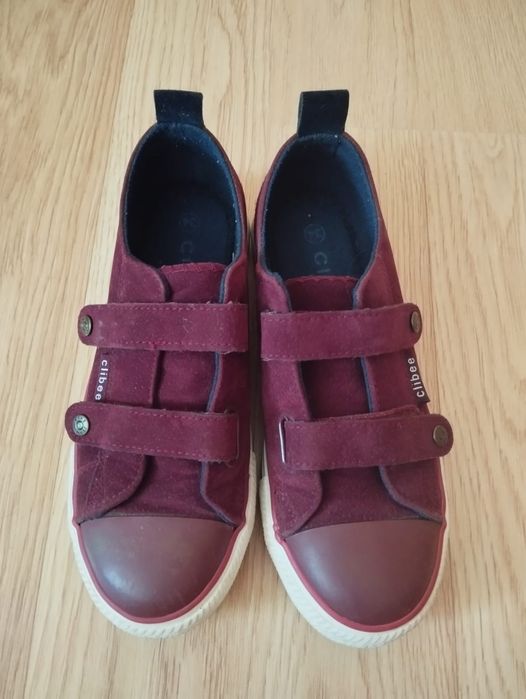 Teniși nr. 34, disponibile 2 perechi