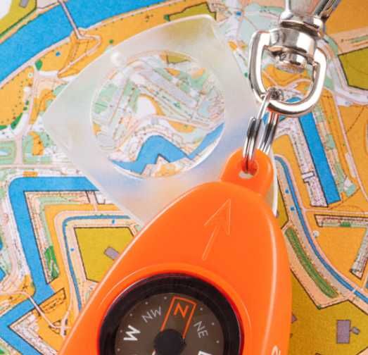 Свирка с компас, термометър и лупа