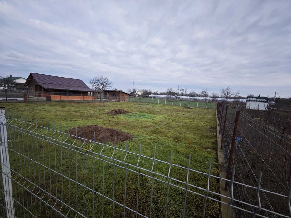 PF Teren intravilan 703 mp Sculeni – împrejmuit, utilități la 100 m