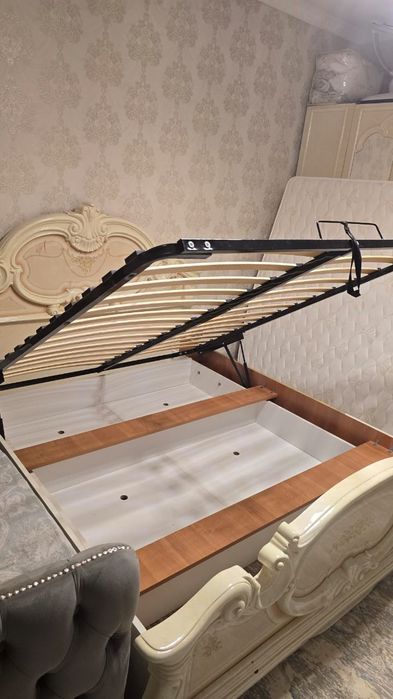 Спальная кровать