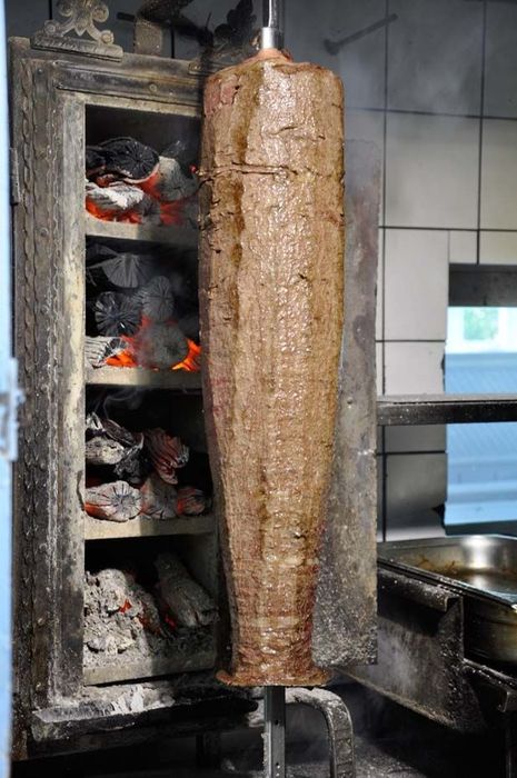 Lavash go'sht. Katlet xom va pishgan.