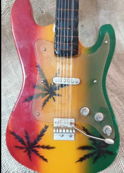 Малка сувенирна китарка