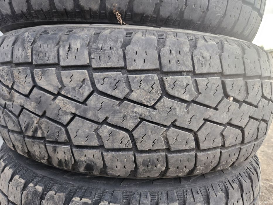 Продам резину 235/75r15