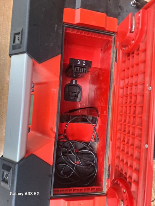 Vând radio pe baterie